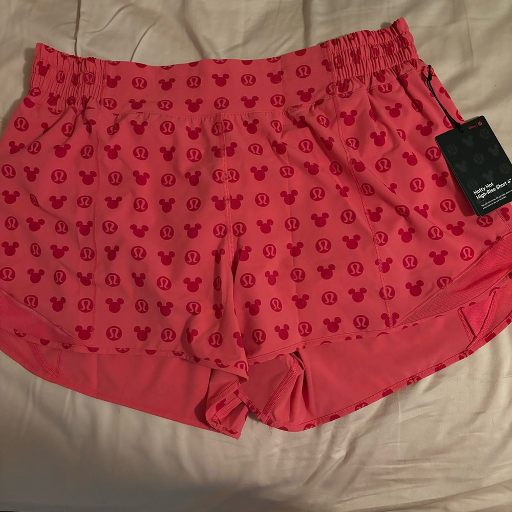 Disney x Lululemon Hotty Hot high rise short 4”
Size 14 new with tags